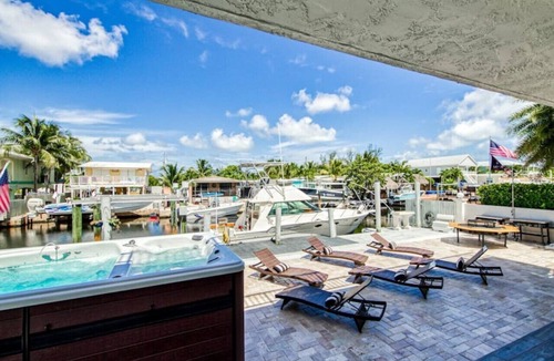Twin Lakes Apartment | Hot Tub | Waterfront | Pet Friendly