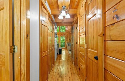 Stanton House | Hot Tub & WiFi - Birdsong - Red River Gorge KY