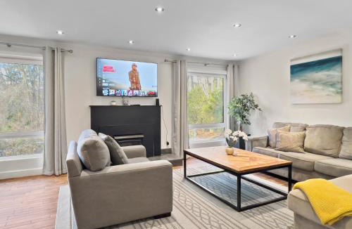 Broadview North Villa | Hot Tub with Backyard Play Area