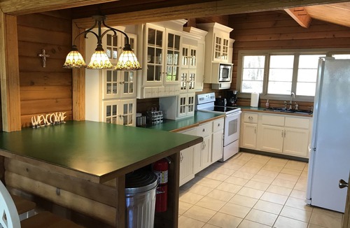 French Lick Cabin | Hot Tub with private views! Southern Grace Cabin 5 Star CLEAN! by Patoka Lake!