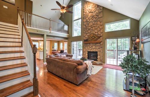 Blue Eye House | Hot Tub & Wooded Views: Lakefront Blue Eye Cottage