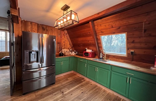 East Stroudsburg Cabin | Hot Tub/Sauna/Fire pits/xl deck - Lovers Edge A-Frame