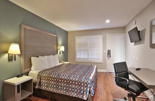 Anaheim Resort Hotel | Hotel 414 Anaheim, Luxurious King Size Bed