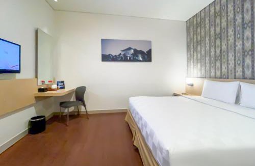 Surabaya Hotel | Hotel 88 Embong Malang Tunjungan Surabaya by WH - Breakfast with The Best View on The Highest Floor and Strategic Location in The City Center