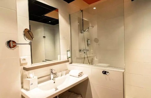 9th Arrondissement Apartment | Hotel Adonis Lyon Dock West - Superior Double Room