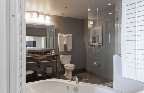 Downtown Hotel | Hotel Blackhawk, Autograph Collection