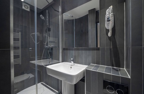 Clignancourt Hotel | Hotel BoroNali