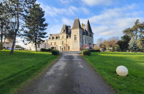 Saint-Laurent-sur-Sevre Hotel | Hotel Château de la Barbinière