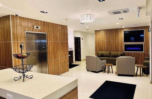 Northeast Mississauga Apartment | Hotel Chandni Victoria -King Room