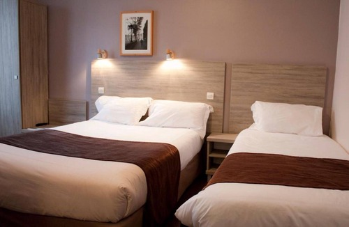 Quartier de la Folie-Mericourt Hotel | Hotel Cosmos