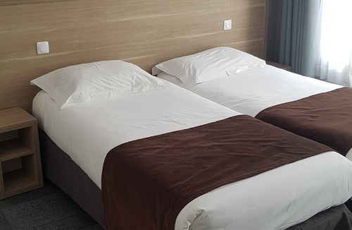 Quartier de la Folie-Mericourt Hotel | Hotel Cosmos