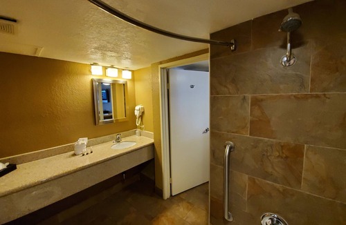 Guasti Hotel | Hotel d’Lins Ontario Airport