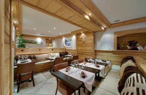 Thones Hotel | Hotel Du Commerce