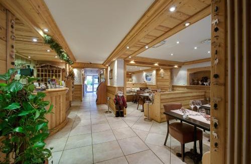 Thones Hotel | Hotel Du Commerce