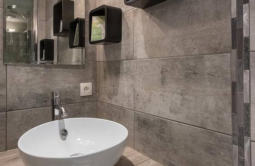 Thones Hotel | Hotel du Midi