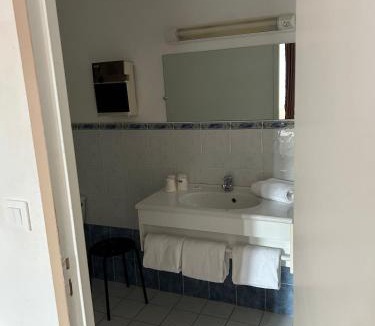 Le Caylar Hotel | Hotel Du Rocher