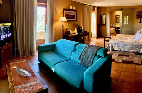 Sant Feliu de Pallerols Hotel | HOTEL TO RELAX AND ENJOY NATURE AND WITH YOUR PETS