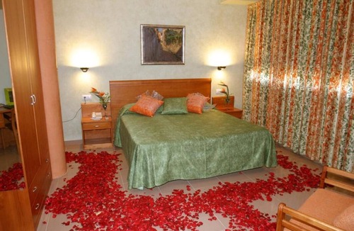 San Sadurni Hotel | Hotel Fonda Neus