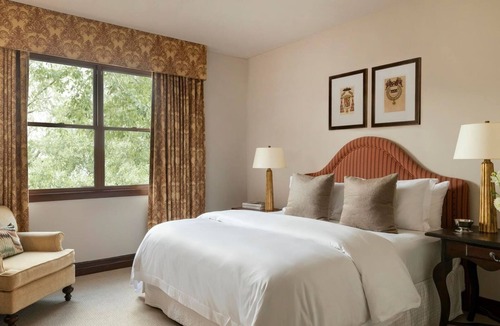Uptown Hotel | Hotel Granduca | 2 Deluxe Suite | Antique Suite Steps to River Oaks