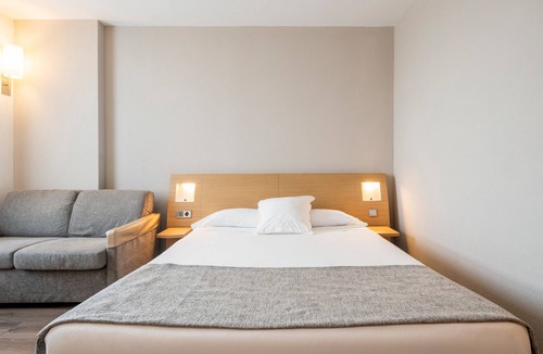 Benicalap Hotel | Hotel ILUNION Valencia 4