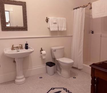 Ferndale Main Street Historic District Hotel | Hotel Ivanhoe