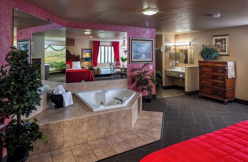 Ashwaubenon Hotel | Hotel J Green Bay