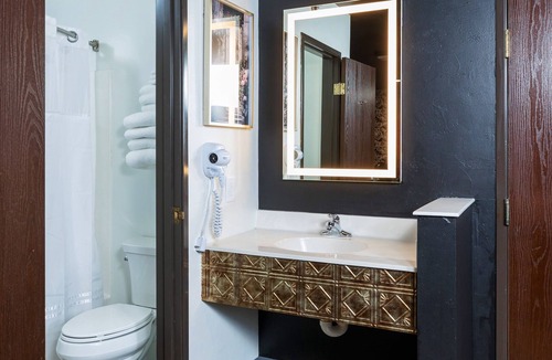 Ashwaubenon Hotel | Hotel J Green Bay