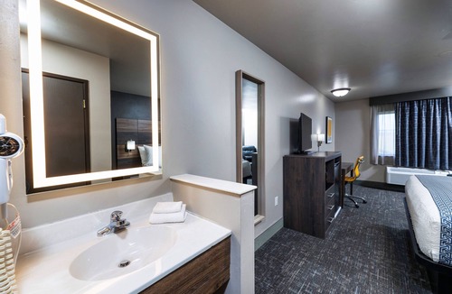 Ashwaubenon Hotel | Hotel J Green Bay