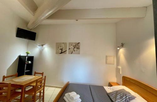 Aigues-Mortes Hotel | Hotel L'Escale