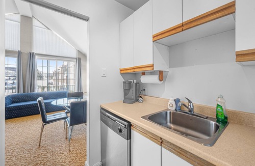Saint-Sauveur Hotel | Hotel le Domaine Studio Queen kitchen balcony