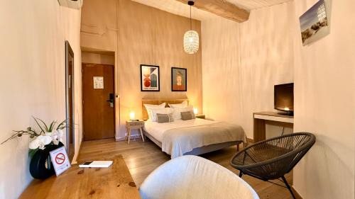 Costieres Hotel | Hotel Le Galambre