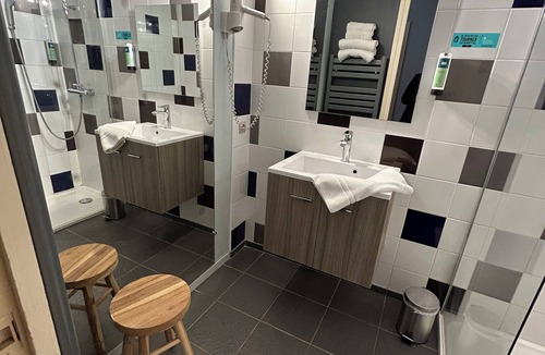 Saint Dezery Hotel | Hotel Les Gravades