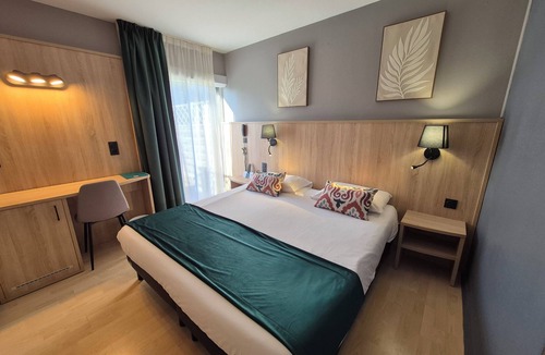 Saint Dezery Hotel | Hotel Les Gravades