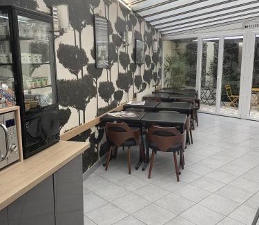 Saint-Fargeau Hotel | Hotel Lilas Gambetta