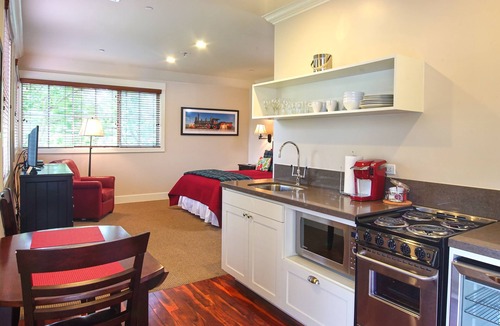 Point Richmond Hotel | Hotel Mac