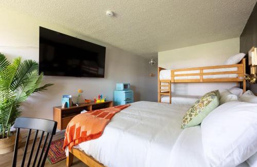 Wellborn Hotel | Hotel McCoy College Station - Art, Libations, Pool Society