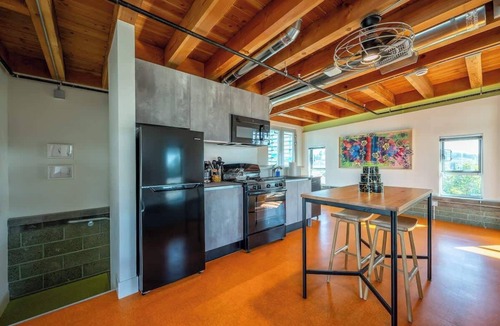Logan Heights Bed & Breakfast | Hotel Narcissus - Room 6