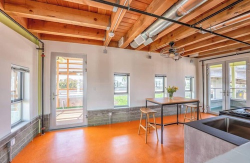 Logan Heights Bed & Breakfast | Hotel Narcissus - Room 6