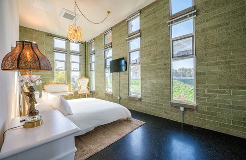 Logan Heights Hotel | Hotel Narcissus