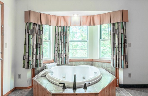 Eureka Springs Hotel | Hotel O Eureka Springs - Christ Of Ozark Area