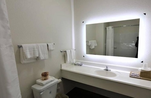 Cuero Hotel | Hotel O Executive Inn & Suites Cuero Hwy 87