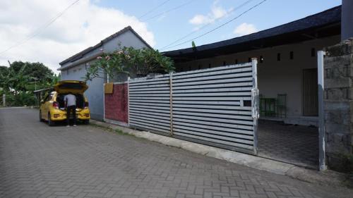 Genteng Hotel | Hotel O Hunian 99