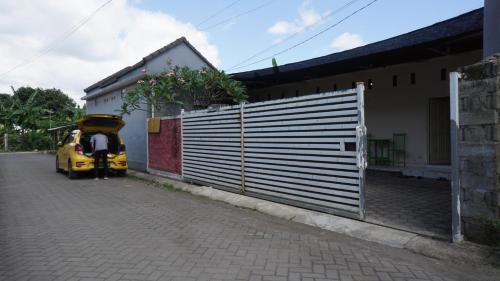 Genteng Hotel | Hotel O Hunian 99