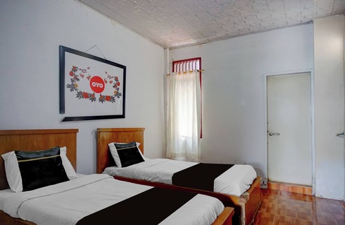 Berastagi Hotel | Hotel O near Monument Historique Berasta