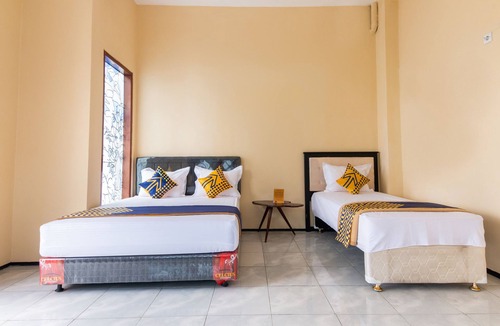 Lawang Hostel | Hotel O Safira Family Residence Syariah
