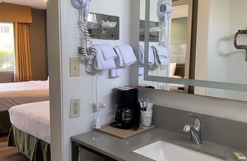 Lincoln Acres Hotel | Hotel Palmeras Chula Vista