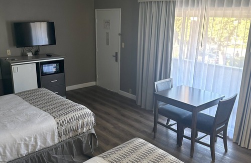 Lincoln Acres Hotel | Hotel Palmeras Chula Vista