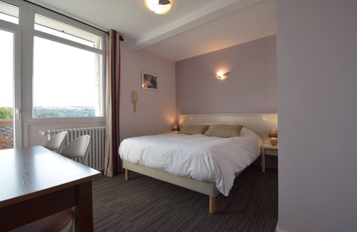 Saint-Julien-en-Champsaur Hotel | Hotel-restaurant Les Chenets