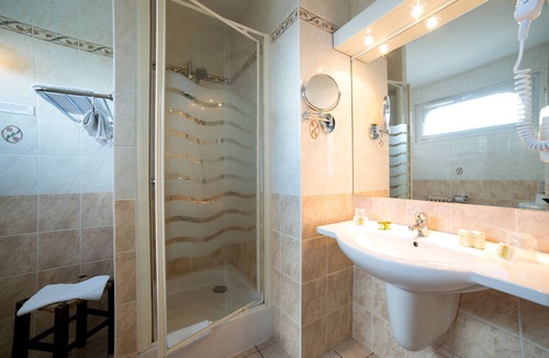 Doue-la-Fontaine Hotel | Hotel Restaurant Auberge de la Rose