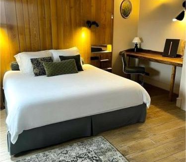 Mur-de-Barrez Hotel | Hotel Restaurant Auberge du Barrez Logis